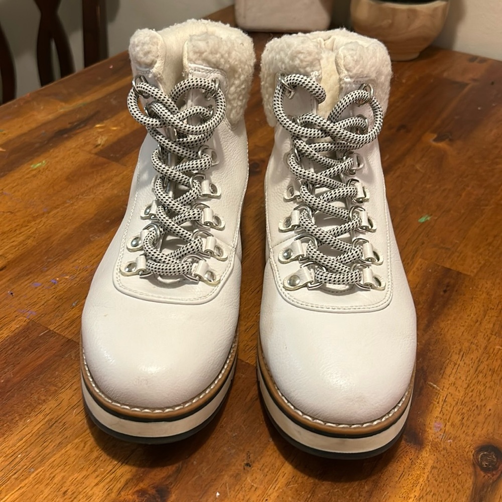 White Mountain Cliffs  White Faux Fur LaceUp Hiker Ankle Boots... Size:6 1/2.